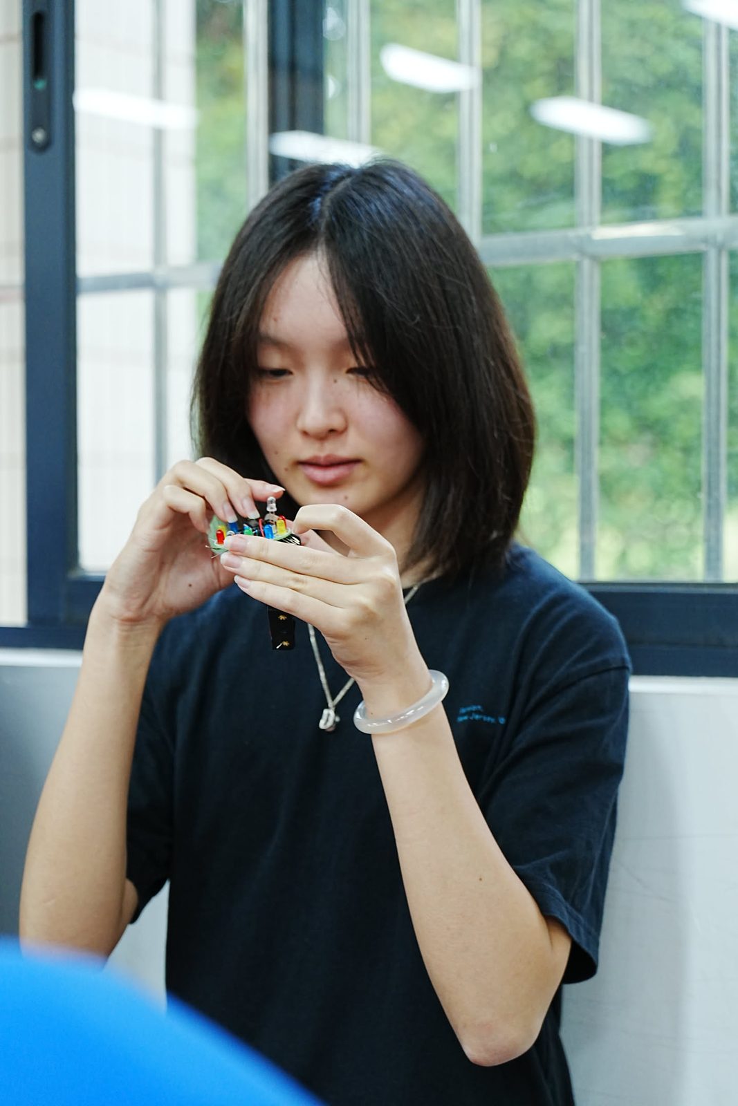 学员手持焊好的板子