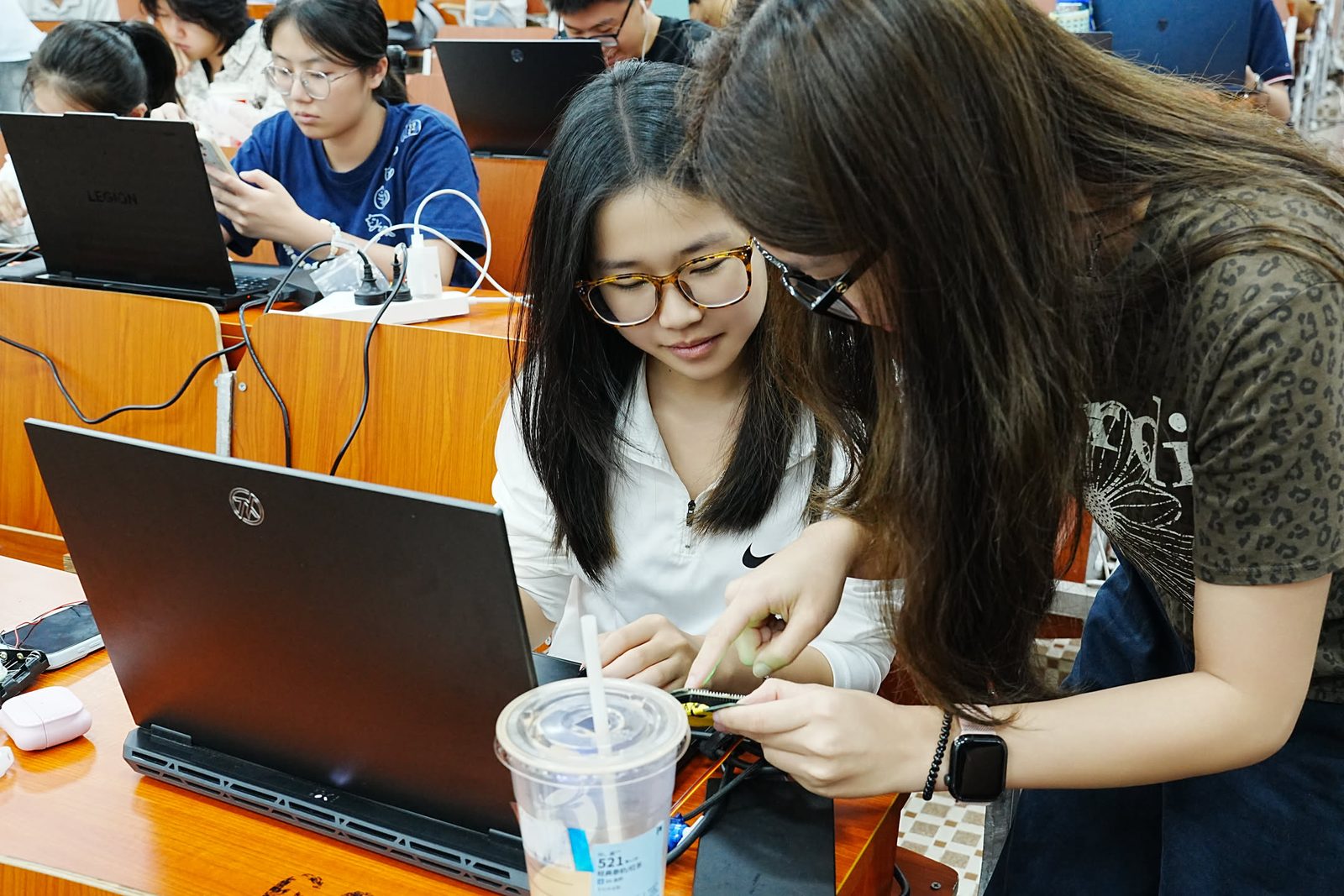 学员对着电脑调试代码